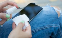 Amankah Hand Sanitizer Digunakan Bersihkan Layar Ponsel?