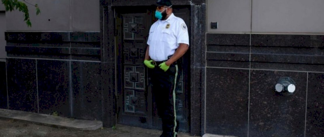 Aparat AS menjaga kantor konsulat China di Houston setelah upaya pembukaan paksa. IST Aparat AS menjaga kantor konsulat China di Houston setelah upaya pembukaan paksa. IST
