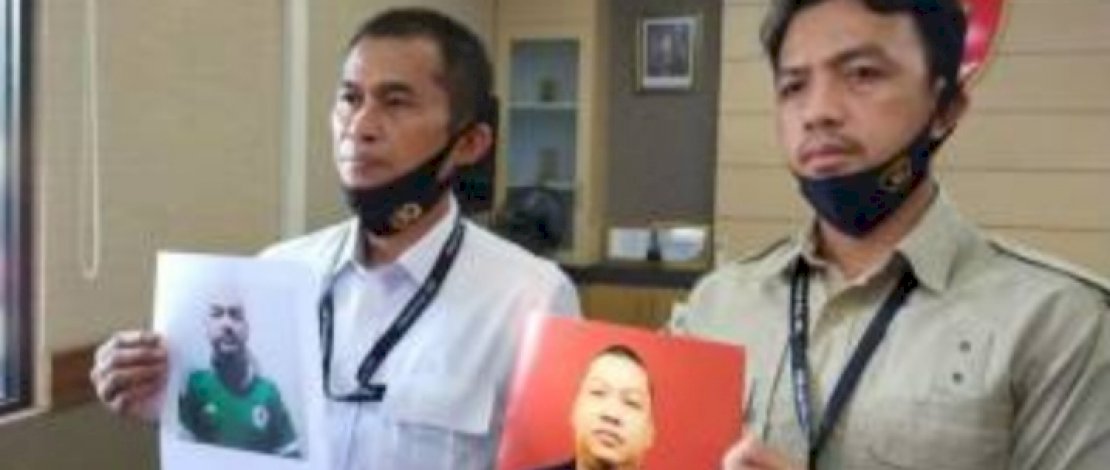 Polisi memperlihatkan dua anggota komplotan penipu. Korbannya seoang polisi.