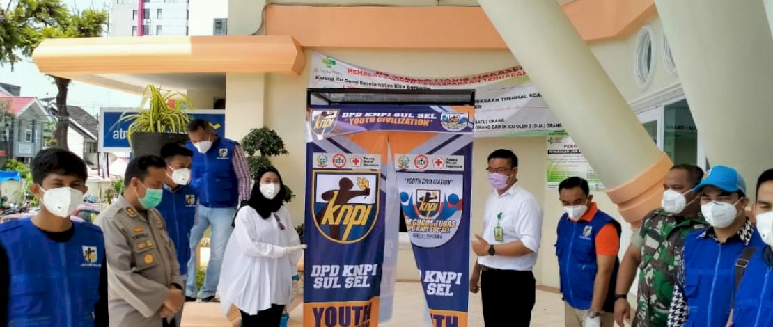Bantuan berupa bilik sterilisasi dan wastafel portabel dari KNPI Sulsel kepada manajemen Rumah Sakit Stella Maris, Makassar, Selasa (31/3/2020) kemarin.