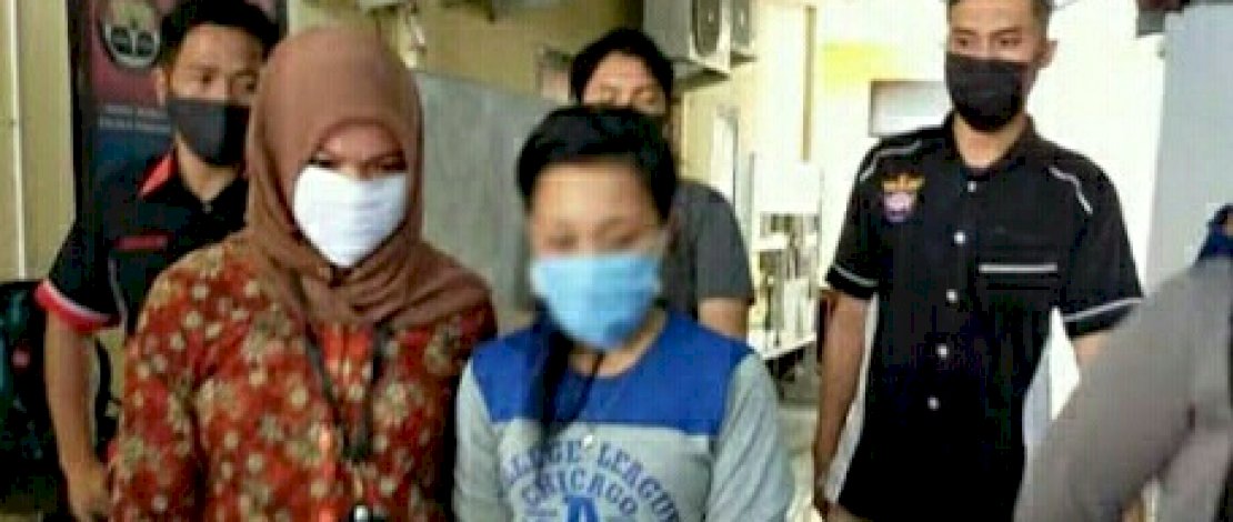Pelaku pembunuhan terhadap anak tiri, Sanima (baju biru).