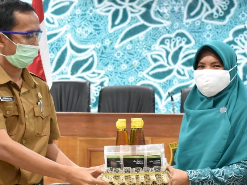Ketua TP PKK Takalar Serahkan Suplemen Kesehatan untuk Nakes Takalar yang Terpapar