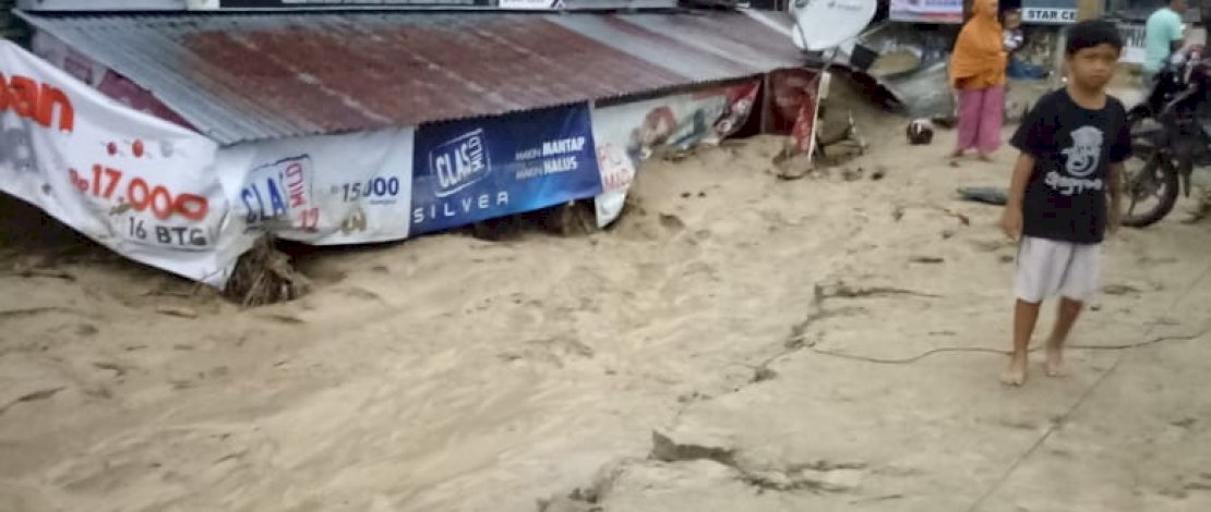 Banjir bandang di Lutra menyisakan endapan lumpur yang tinggi.