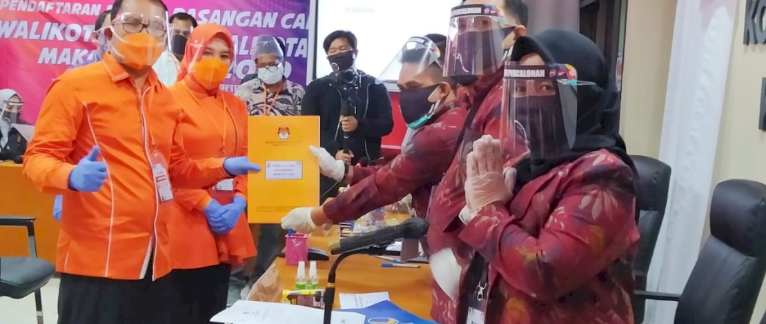 Danny-Fatma saat mendaftar sebagai bakal paslon di KPU Kota Makassar.