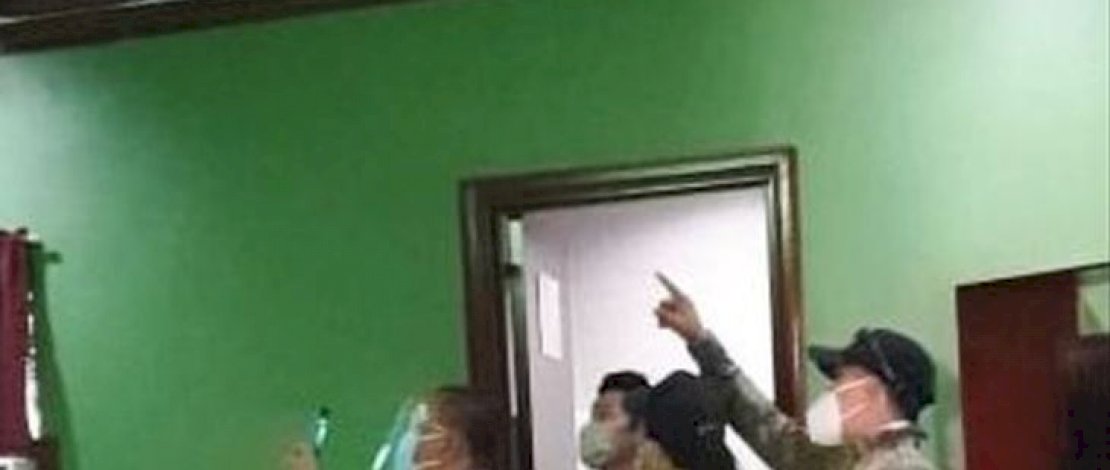 Seorang polisi menunjuk plafon kamar yang terbuka.