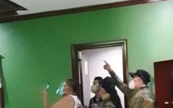 Dipergoki Bareng Selingkuhan di Motel, Istri Panjat Plafon