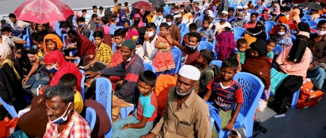 Rohingya terlihat di atas kapal saat mereka dipindahkan ke pulau Bhasan Char [Reuters]