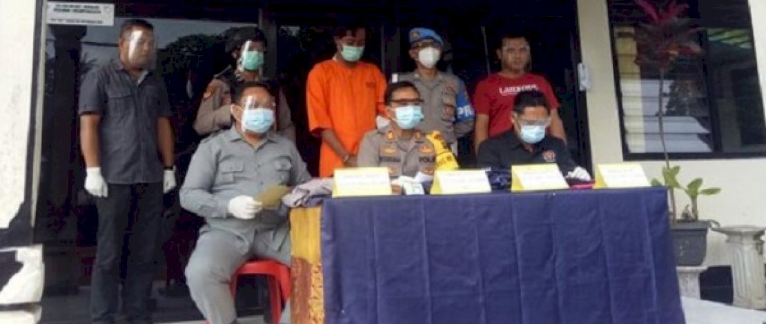 Doni (baju oranye), dihadirkan di Mapolres Tabanan usai melakukan pencabulan.