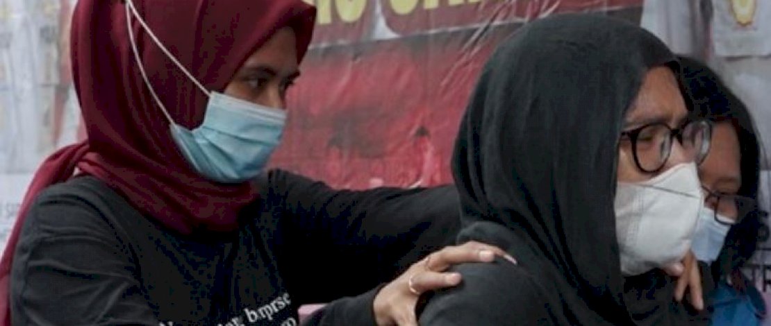 Iyut Bin Slamet (kanan), saat digiring polisi di Mapolres Jakarta Selatan.