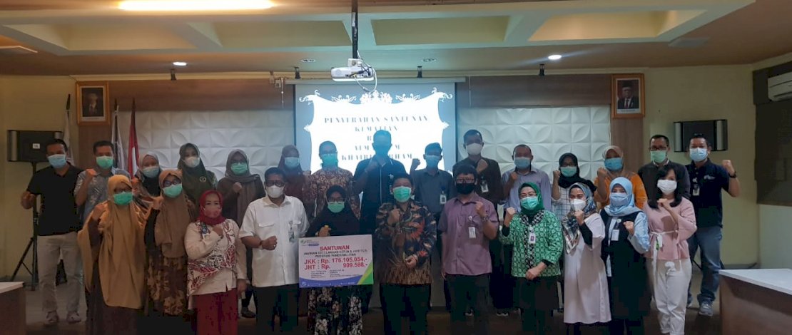 Penyerahan JKK dan JHT kepada ahli waris peserta BPJamsostek di RSUP Wahidin Sudirohusodo. Penyerahan JKK dan JHT kepada ahli waris peserta BPJamsostek di RSUP Wahidin Sudirohusodo.