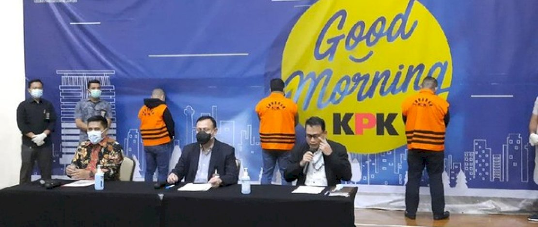 Pimpinan KPK menggelar konferensi pers dan menghadirkan tersangka OTT dana bansos Covid-19. (Foto: Detik) Pimpinan KPK menggelar konferensi pers dan menghadirkan tersangka OTT dana bansos Covid-19. (Foto: Detik)