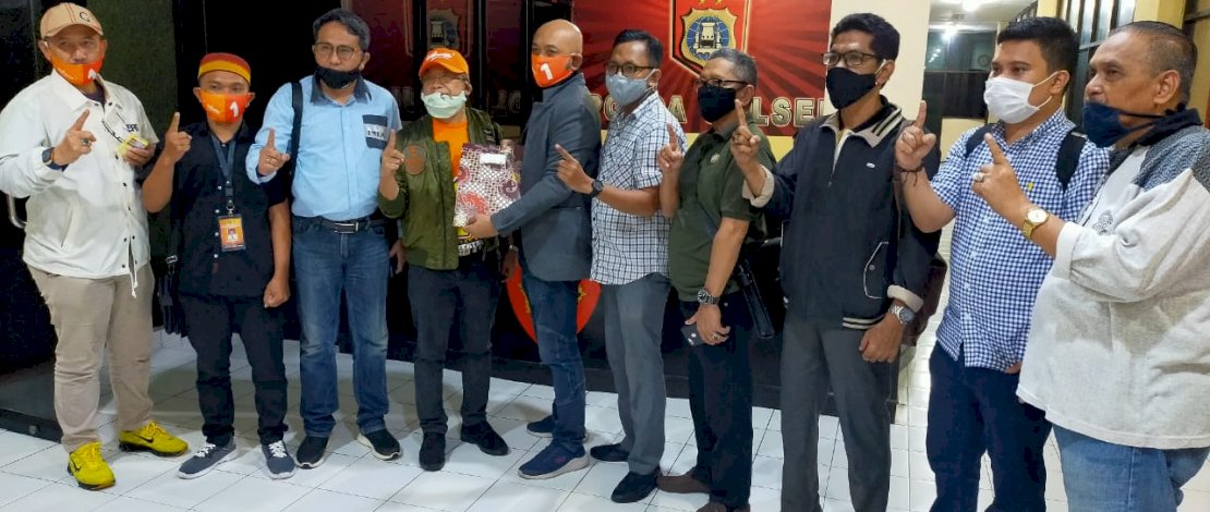 Tim Hukum Danny-Fatma usai melaporkan oknum SM dan YG ke Polda Sulsel.