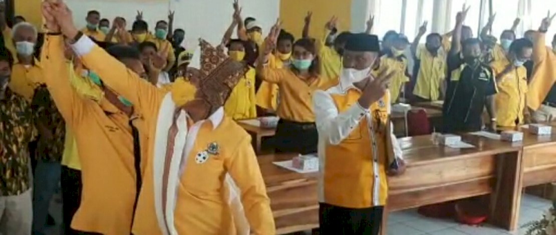 Taufan Pawe saat menertibkan tangan John Rende Mangontan agar menaikkan dua jari di Toraja. Taufan Pawe saat menertibkan tangan John Rende Mangontan agar menaikkan dua jari di Toraja.