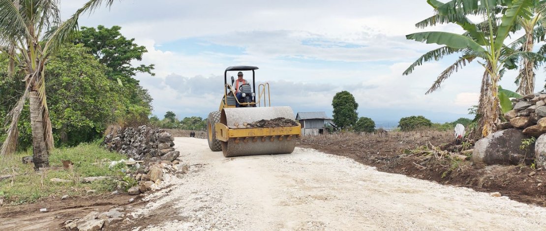 Pengerasan jalan di Lainungeng, Sidrap.