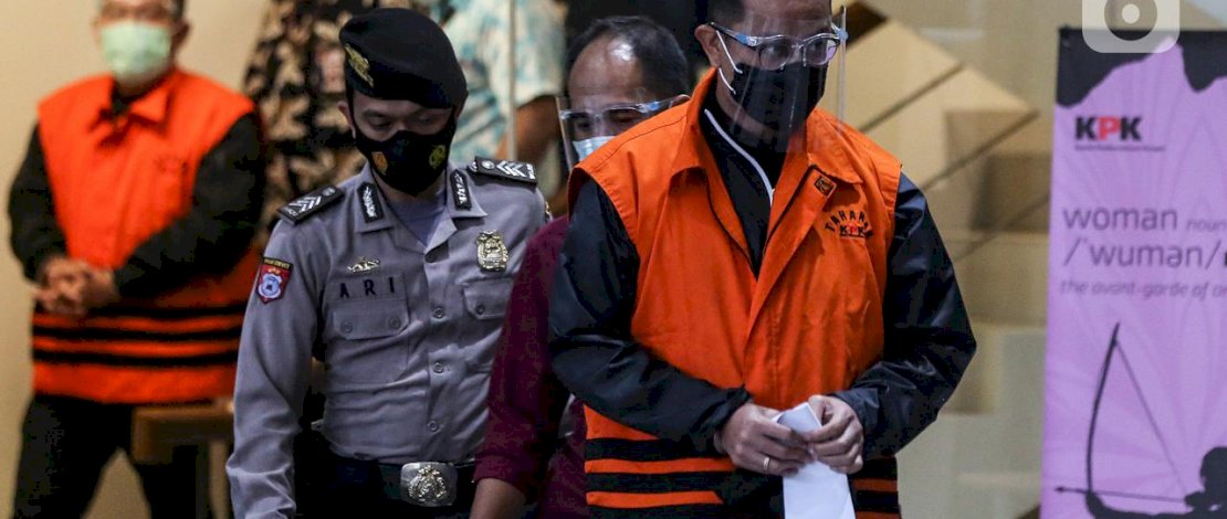 Menteri Sosial Juliari Batubara digiring petugas usai pemeriksaan di Gedung KPK, Jakarta, Minggu (6/12/2020). Juliari Batubara yang menyerahkan diri resmi ditahan KPK atas dugaan menerima suap terkait pengadaan bantuan sosial penanganan COVID-19 di Kementerian Sosial. (Liputan6.com) Menteri Sosial Juliari Batubara digiring petugas usai pemeriksaan di Gedung KPK, Jakarta, Minggu (6/12/2020). Juliari Batubara yang menyerahkan diri resmi ditahan KPK atas dugaan menerima suap terkait pengadaan bantuan sosial penanganan COVID-19 di Kementerian Sosial. (Liputan6.com)