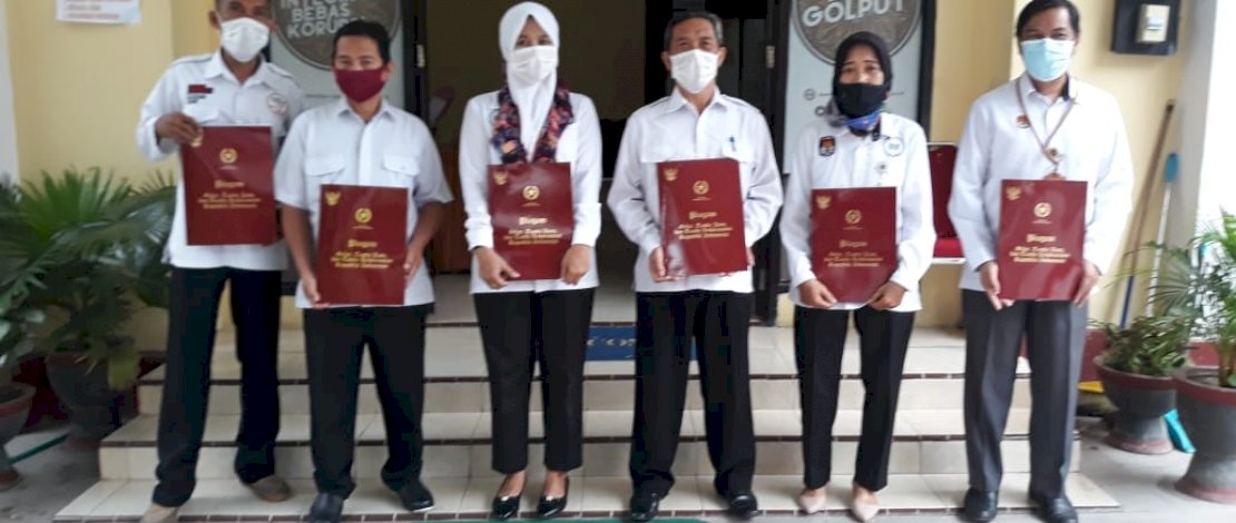 Enam ASN KPU Kota Parepare, menerima Satya Lencana.