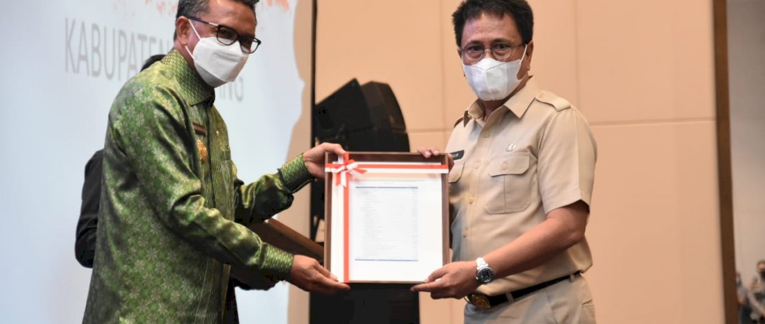 Pjs Bupati Gowa, Andi Aslam Patonangi menerima Daftar Isian Pelaksanaan Anggaran (DIPA) dari Gubernur Sulsel, Nurdin Abdullah. Pjs Bupati Gowa, Andi Aslam Patonangi menerima Daftar Isian Pelaksanaan Anggaran (DIPA) dari Gubernur Sulsel, Nurdin Abdullah.