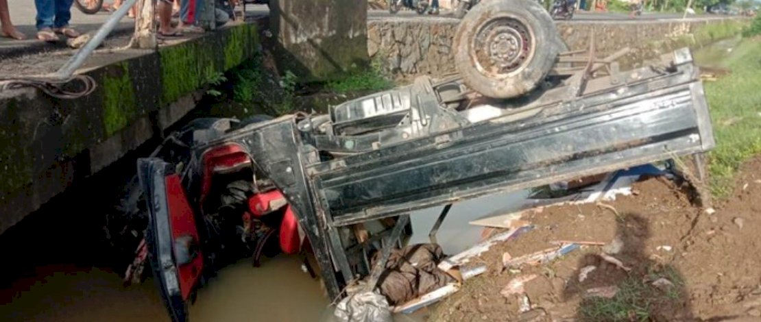 Pikap yang digunakan para maling, terjun di saluran irigasi. Satu orang tewas.