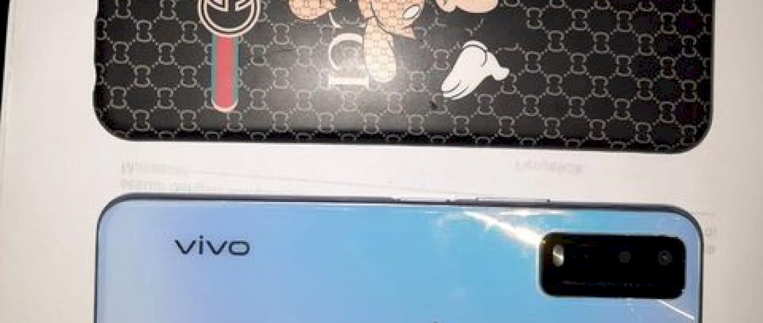 Pelaku, bekas gigitan pelaku di tangan korban, serta ponsel yang dirampas pelaku.