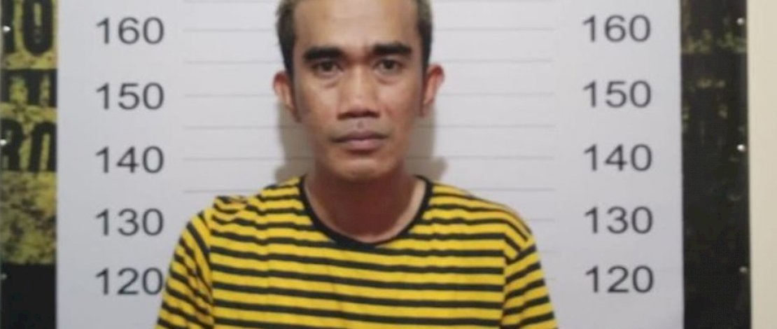 Pelaku, bekas gigitan pelaku di tangan korban, serta ponsel yang dirampas pelaku.