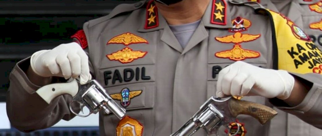 Kapolda Metro Jaya, Irjen Pol M Fadil Imran, memperlihatkan dua pistol yang mereka duga milik kelompok pengikut Habib Rizieq.