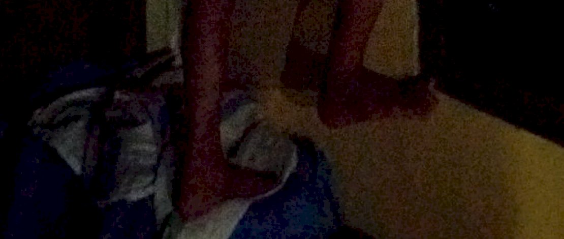 Pencuri difoto pemilik rumah saat berusaha kabur dengan memanjat dinding.