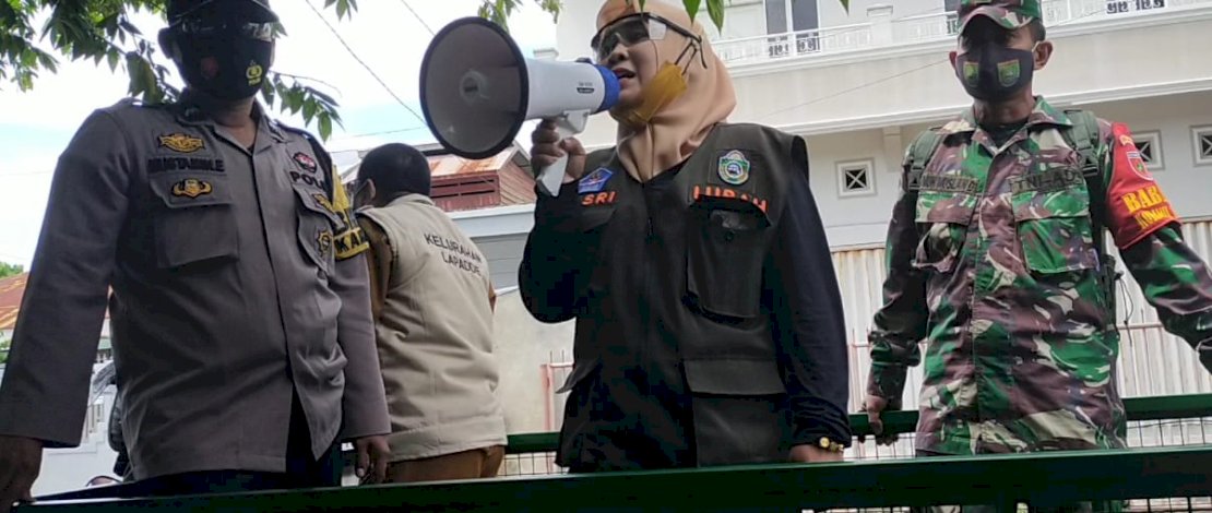 Lurah Lapadde, Kecamatan Ujung, Kota Parepare, Sri Meiriany, menenteng TOA, berkeliling mensosialisasikan pencegahan Covid-19, Senin 7 November 2020.