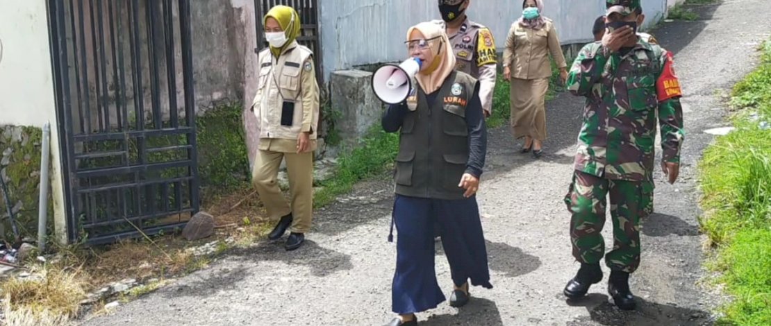 Lurah Lapadde, Kecamatan Ujung, Kota Parepare, Sri Meiriany, menenteng TOA, berkeliling mensosialisasikan pencegahan Covid-19, Senin 7 November 2020.