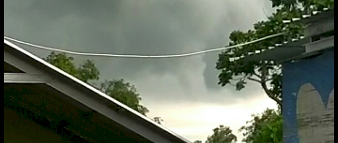 Awan pekat mirip tsunami di langit Makassar.