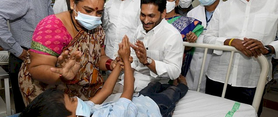 Menteri Utama negara bagian Andhra Pradesh bertemu dengan seorang anak yang menderita penyakit misterius di rumah sakit 