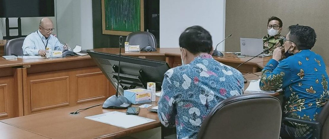 Stafsus Wapres, Sukriansyah S Latief saat memimpin rapat membahas penyelamatan polis PT Jiwasraya.