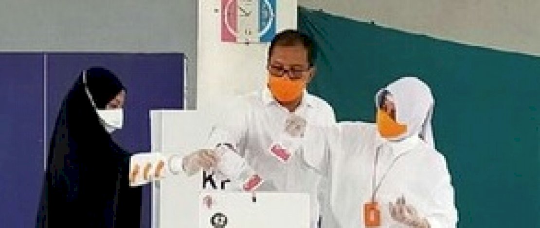 Danny Pomanto, istri dan putrinya saat memasukkan surat suara yang sudah tercoblos ke kotak suara. Danny Pomanto, istri dan putrinya saat memasukkan surat suara yang sudah tercoblos ke kotak suara.