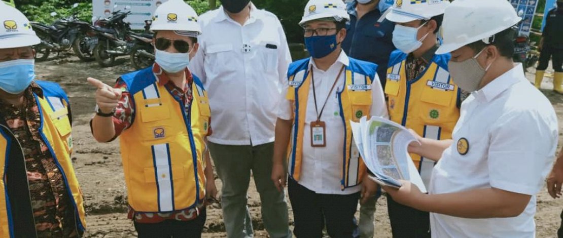 Stafsus Wapres, Sukriansyah S Latief (menunjuk), saat berkunjung ke proyek bendungan di Jawa Timur.