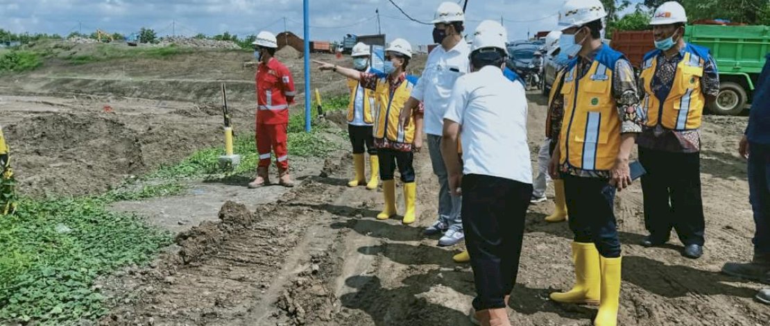 Stafsus Wapres, Sukriansyah S Latief (menunjuk), saat berkunjung ke proyek bendungan di Jawa Timur.