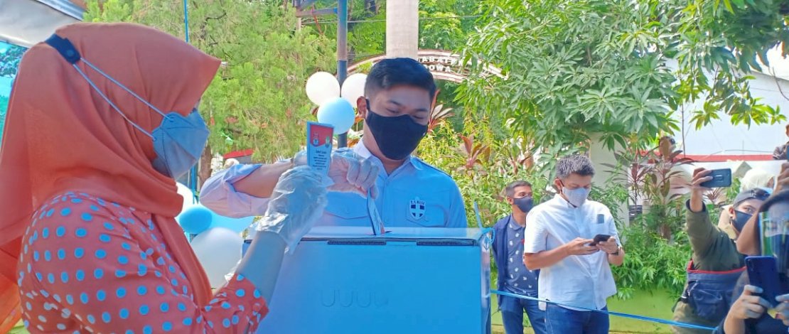 Adnan Purichta Ichsan bersama istri, saat mencoblos di TPS 03, Gowa.