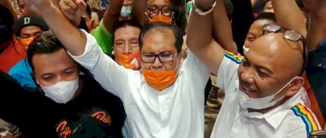 Danny tak mampu menyembunyikan kegembiraannya setelah melihat hasil QC dan perolehan di sejumlah TPS.