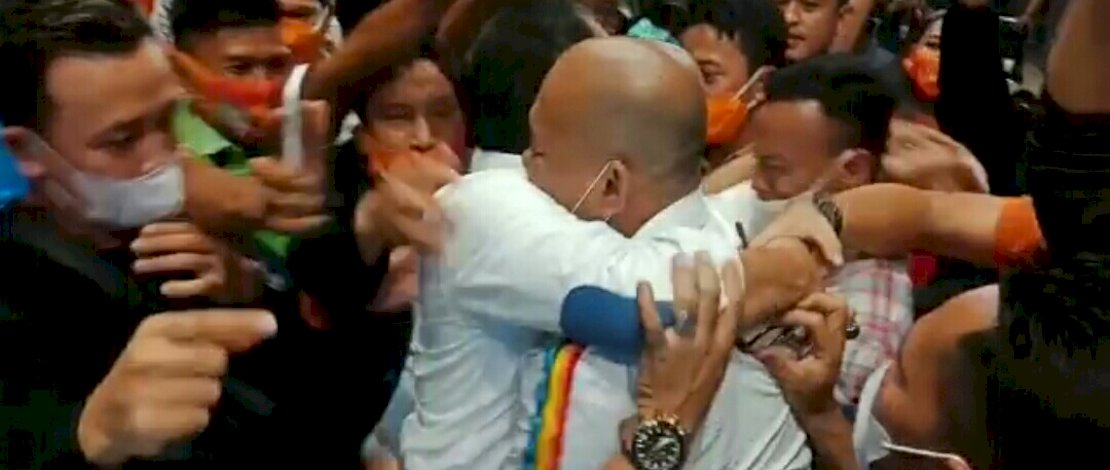 Danny tak mampu menyembunyikan kegembiraannya setelah melihat hasil QC dan perolehan di sejumlah TPS.