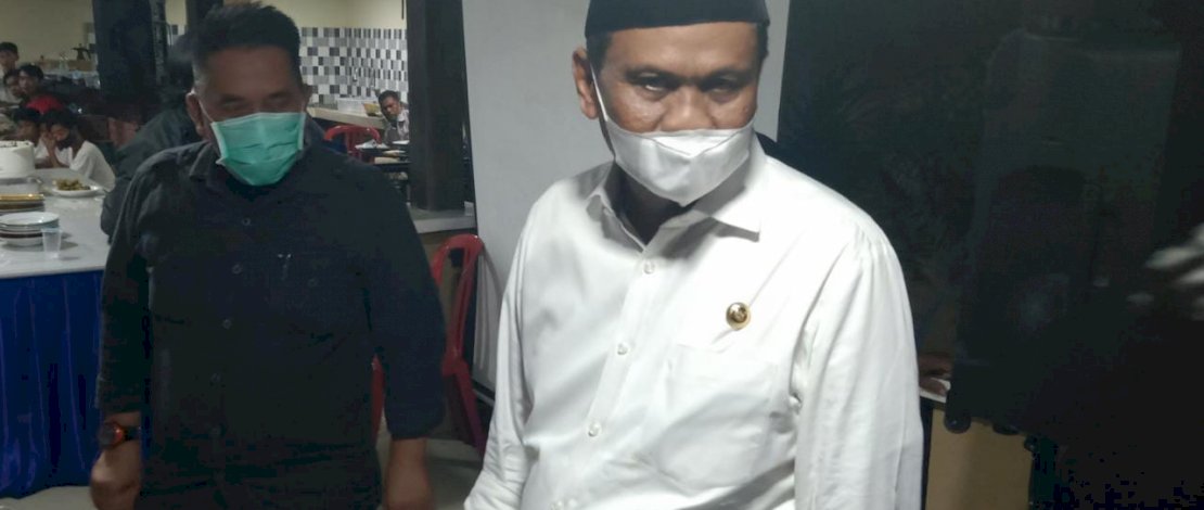 Suardi Saleh (baju putih), enggan euforia berlebihan meski menang pilkada Barru versi quick count. Suardi Saleh (baju putih), enggan euforia berlebihan meski menang pilkada Barru versi quick count.