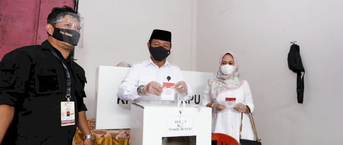 Wakil Bupati Gowa Seragam Hitam Putih Bersama Keluarga Mencoblos di TPS 19