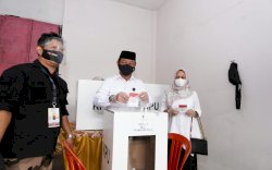 Wakil Bupati Gowa Seragam Hitam Putih Bersama Keluarga Mencoblos di TPS 19