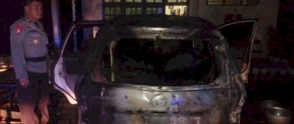 Salah satu mobil relawan Indah, di Lutra, dibakar OTK.