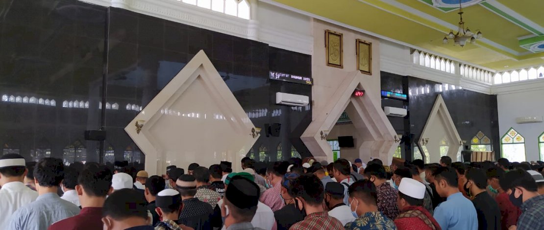 Salat gaib di Masjid Baiturrahman, Panaikang, Makassar.