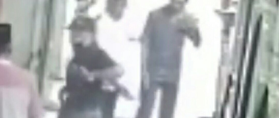 Pelaku penikaman Hasbullah (baju hitam), korban penikaman Nasruddin alias Attos (baju merah), dan CCTV detik-detik penikaman di Masjid Raya, usai salat asar.