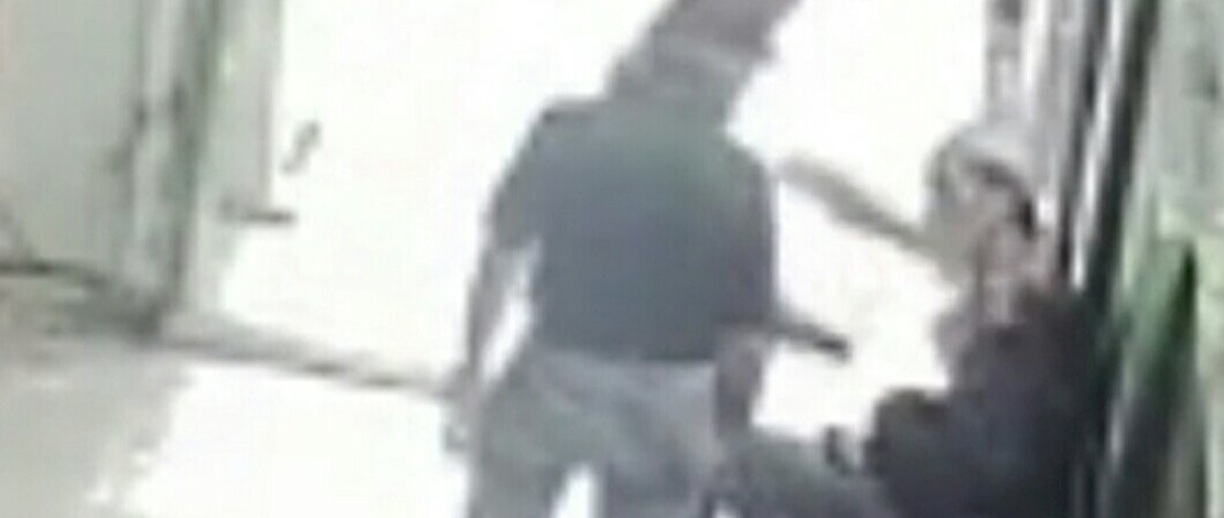 Pelaku penikaman Hasbullah (baju hitam), korban penikaman Nasruddin alias Attos (baju merah), dan CCTV detik-detik penikaman di Masjid Raya, usai salat asar.