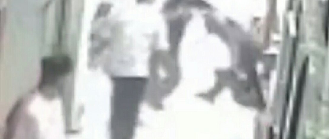 Insiden penikaman terekam CCTV Masjid Raya Pinrang.