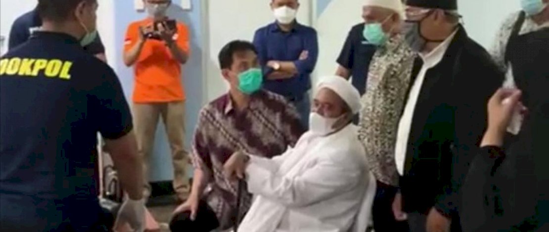 Didampingi Munarman, Habib Rizieq Shihab menjalani tes swab sebelum diperiksa penyidik Polda Metro Jaya.