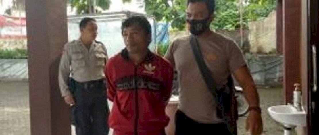 Pelaku pembunuhan terhadap istri, saat diamankan aparat dari Polres Jember.