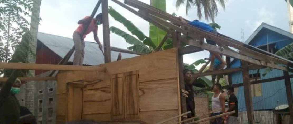 Rumah Rusdi Rahman dibongkar karena beda pilihan dengan pemilik tanah tempat rumah itu berdiri di Majene.