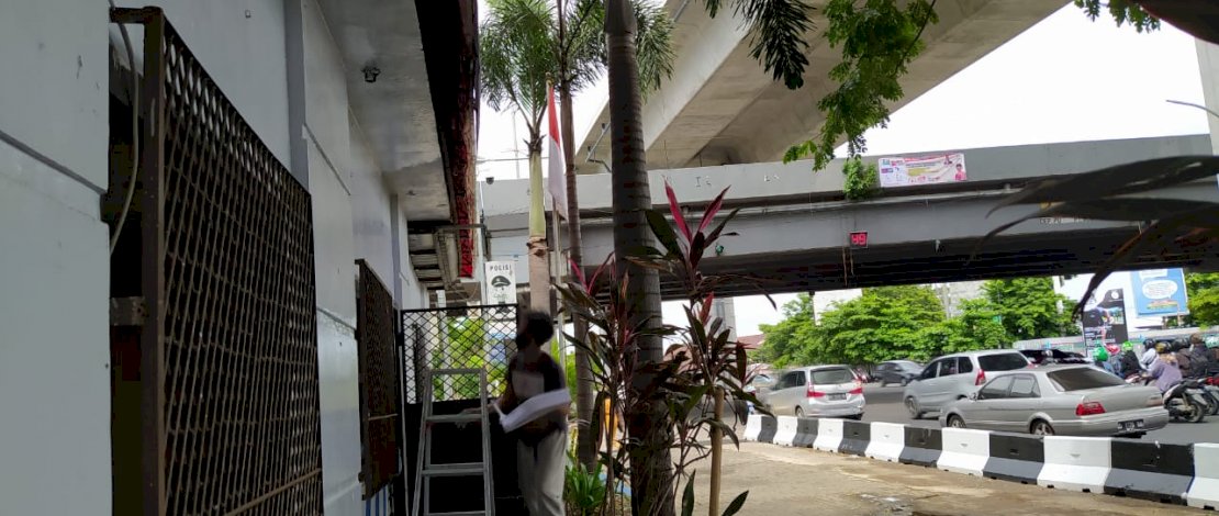Pos polantas di Flyover Jl AP Pettarani, Makassar, dicat kembali. Pos polantas di Flyover Jl AP Pettarani, Makassar, dicat kembali.
