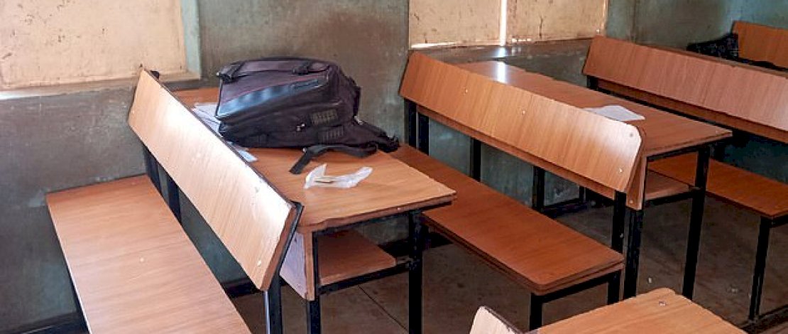 Sebuah tas siswa di dalam ruang kelas Sekolah Menengah Ilmu Pemerintah. (Reuters)